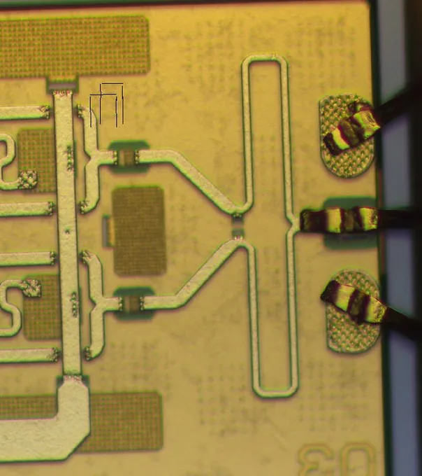 MMIC die with RF matching-network traces