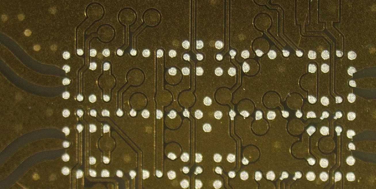 Flip-chip solder-bump array on an AlN RF substrate