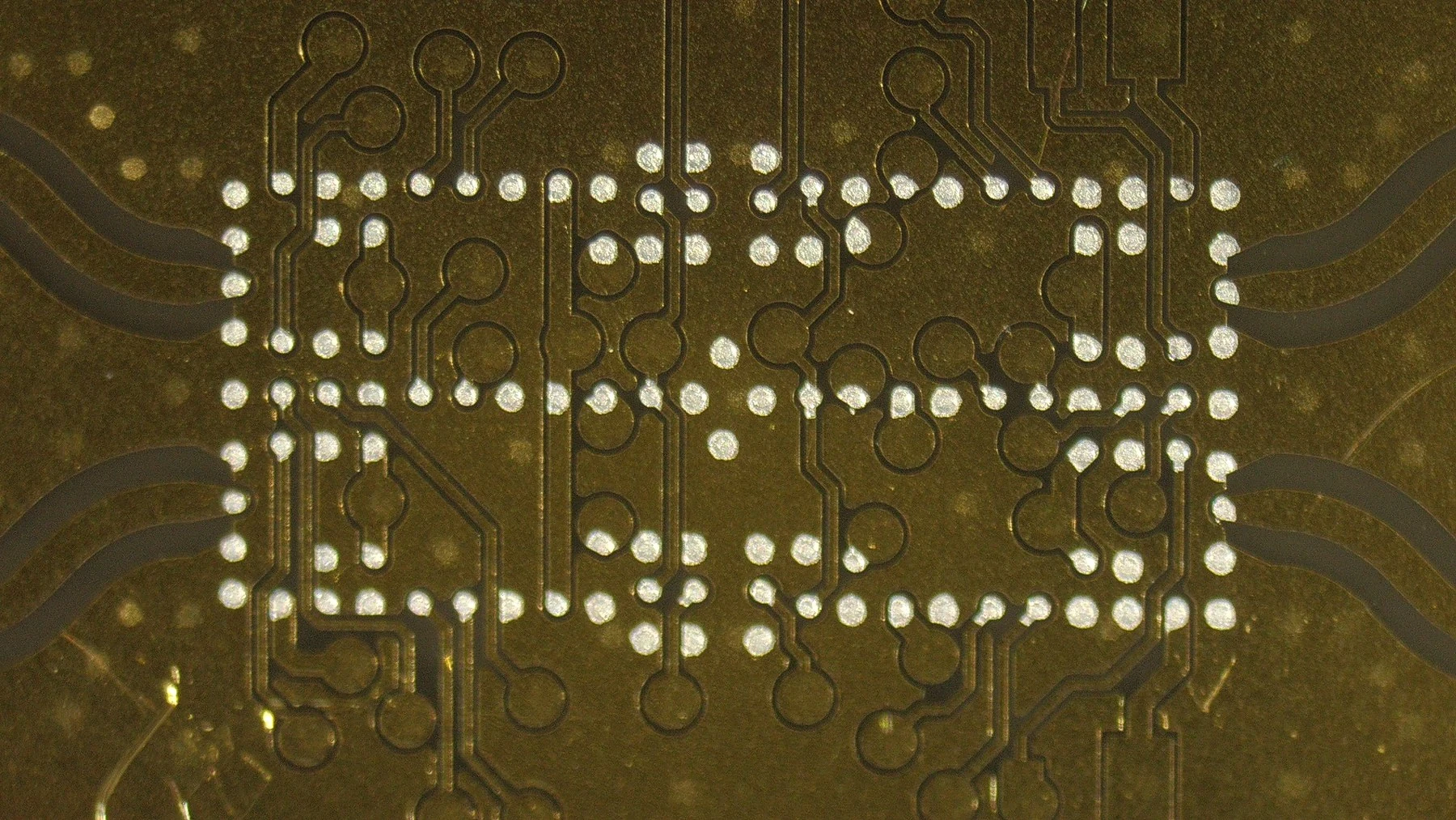 Maskless SAC305 solder-bump array, top view — Heisler Semiconductor